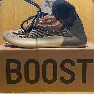 Yeezy Boost QNTM Flash